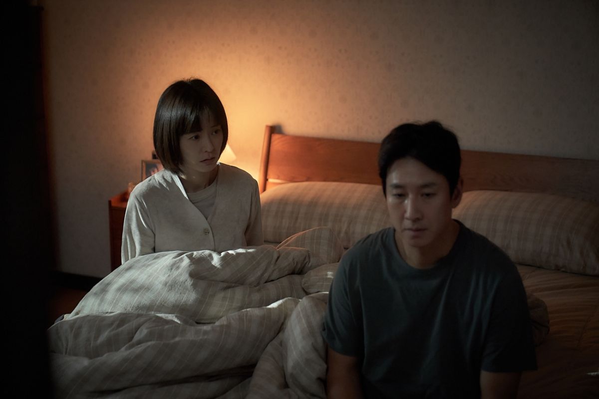 ▲ 《夢遊》中，鄭有美（左）為了找出丈夫李善均夢遊原因，費盡苦心。（圖／車庫娛樂）