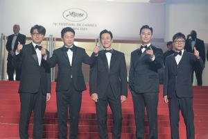 ▲《寂噤計畫》坎城影展首映,金熙元(左2)、李善均(中)、朱智勛(右2)出席。(圖/CJ ENM Movie臉書) ▲《寂噤計畫》坎城影展首映,金熙元(左2)、李善均(中)、朱智勛(右2)出席。(圖/CJ ENM Movie臉書)