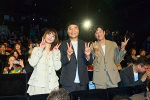 ▲鄭裕美(左起)、柳在善、李善均陪觀眾觀影。(圖/롯데엔터테인먼트臉書) ▲鄭裕美(左起)、柳在善、李善均陪觀眾觀影。(圖/롯데엔터테인먼트臉書)