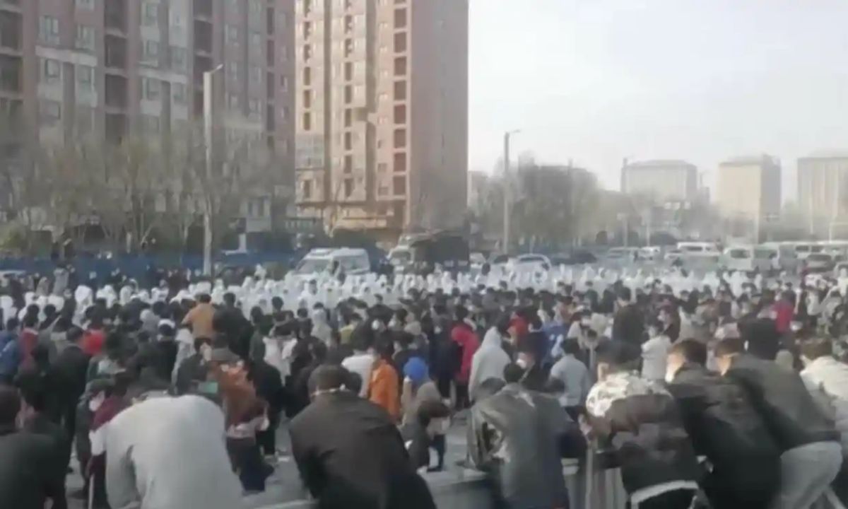 ▲中國今年以來發生的罷工次數已是去年罷工總數的3倍多。圖為去年11月富士康鄭州廠爆發抗議事件。（圖／美聯社）