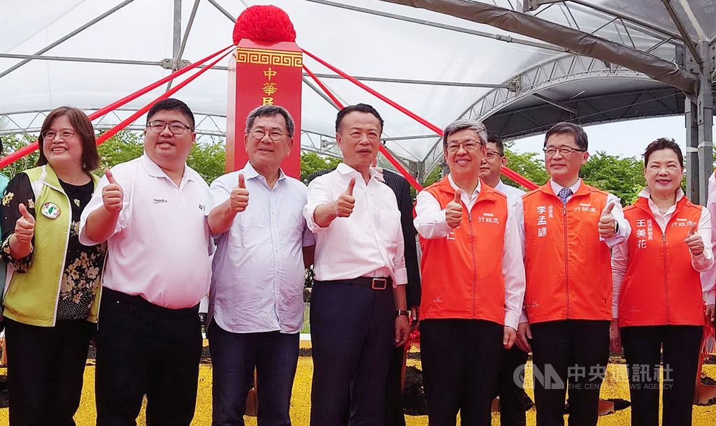 ▲嘉義科學園區動土祈福暨招商活動22日舉行，行政院長陳建仁（左5）、經濟部長王美花（右）、嘉義縣長翁章梁（左4）、立委陳明文（左3）、蔡易餘（左2）、吳玉琴（左）等人與會。中央社記者蔡智明攝 112年5月22日