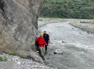 ▲飛龍瀑布10人溯溪團遇山難，釀2死3失蹤。（屏東消防局提供）