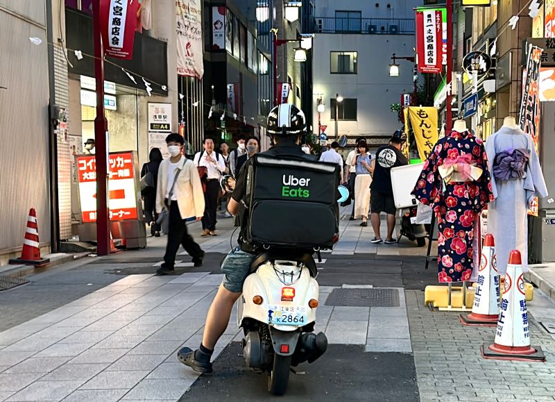 ▲台式手搖飲一芳在2021年插旗淺草雷門，無奈碰上嚴重疫情，老闆Saviour表示門市幾乎沒有客人，店內業績有一大半靠外送苦撐。(圖／記者周淑萍攝)