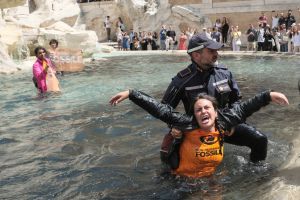 ▲環保團體「最後一代」21日前往羅馬知名景點特雷維噴泉（Trevi Fountain）抗議，並將木炭投入水中導致池水黑化。（圖／美聯社／達志影像）