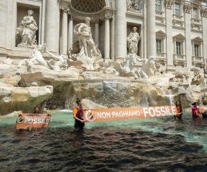▲環保團體「最後一代」21日前往羅馬知名景點特雷維噴泉（Trevi Fountain）抗議，並將木炭投入水中導致池水黑化。（圖／美聯社／達志影像）