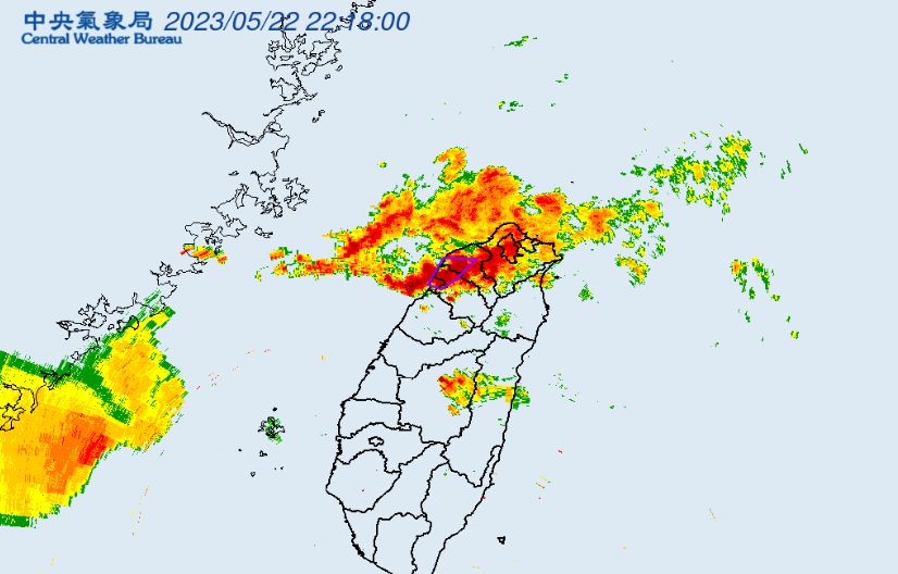 ▲中央氣象局晚間21時30分針對苗栗以北等7縣市發布大雨特報，提醒民眾留意局部大雨、雷擊與強陣風。（圖／中央氣象局）