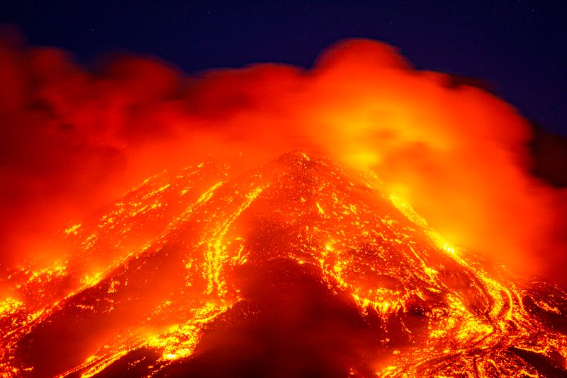 ▲義大利西西里島的埃特納火山21日噴發，卡塔尼亞國際機場緊急宣布航班停飛。資料照。（圖／美聯社／達志影像）