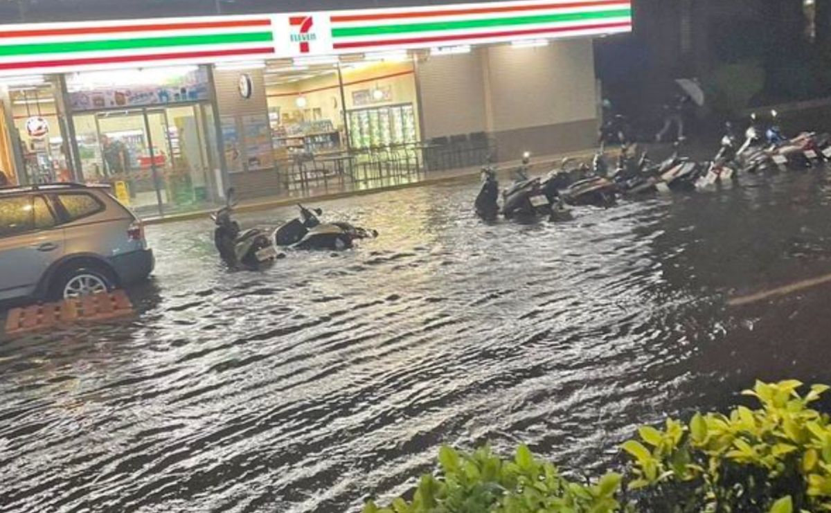 ▲受到梅雨季「第4波鋒面」的影響，昨天晚上桃竹苗及北部地區雨彈狂炸不間斷，桃園蘆竹出現漂漂河景象。（圖/我是中壢人）