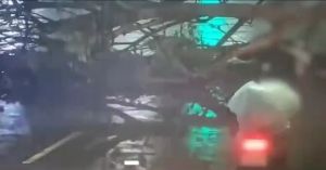 ▲事故造成2車道受阻,經警消搶救後已順利恢復通行。(圖/翻攝畫面) ▲事故造成2車道受阻,經警消搶救後已順利恢復通行。(圖/翻攝畫面)