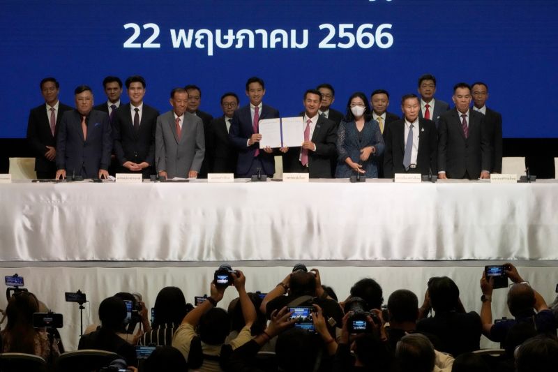 ▲泰國前進黨22日在曼谷與其他7黨舉行組閣記者會，並公布簽署的備忘錄。（圖／美聯社／達志影像）