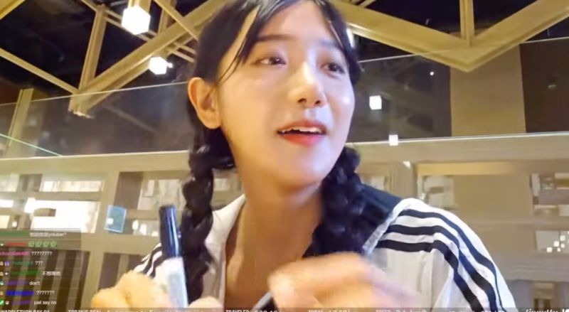 ▲企鵝妹被一名台灣YouTuber要求簽名在臉上，讓她感到很錯愕。（圖/企鵝妹直播）