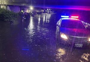 雨彈狂轟釀積水！二重疏洪道今晨解除管制　警派大量人手疏導交通
