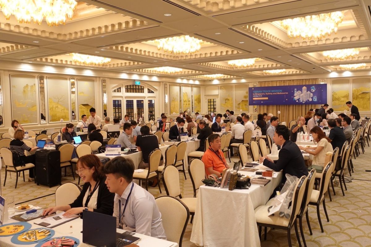 ▲新加坡台貿中心洽談現場熱絡。（圖／貿協）