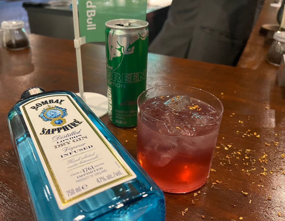 ▲酒吧公開調酒秘方，火龍果風味Red Bull可加入琴酒、接骨木糖漿、檸檬汁。（圖／記者鍾怡婷攝）