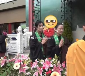 王祖賢(左)現身浴佛法會。(圖/翻攝自微博) ▲王祖賢(左)現身浴佛法會。(圖/翻攝自微博)