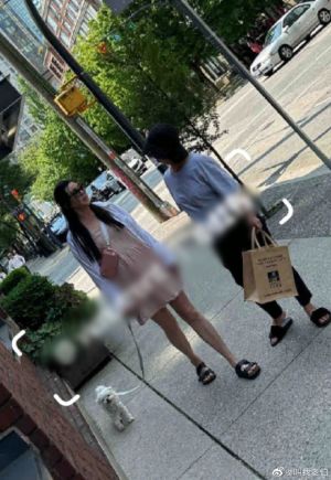 疑似王祖賢(左)本人遛狗被拍。(圖/翻攝自微博) ▲疑似王祖賢(左)本人遛狗被拍。(圖/翻攝自微博)