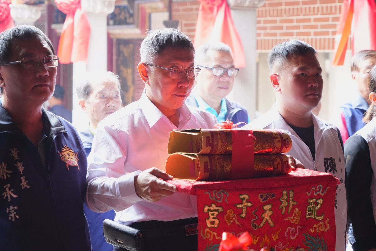 ▲台灣民眾黨主席柯文哲前往嘉義朴子配天宮參拜。（圖／民眾黨提供）