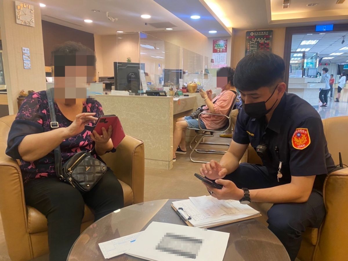 ▲股市名人代操股票7旬婦想賺買菜金，險遭詐20萬，所幸在銀行行員與轄區員警攔阻下成功保住20萬 。(圖／鳳山分局提供)
