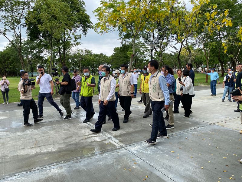 ▲黃偉哲前往玉井虎頭山運動公園改造現場視察，了解工程現場改造進度（圖／台南市都發局提供）