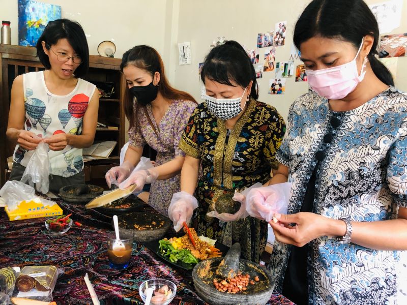 ▲學員製作印尼常見的國民小吃蔬菜沙拉。（圖／移民署提供）