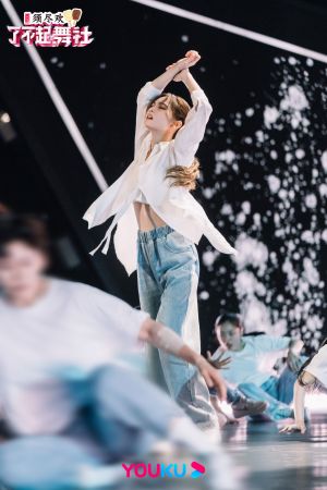 ▲楊丞琳在《了不起舞社》表演「和解」。（圖 / 了不起舞社微博）