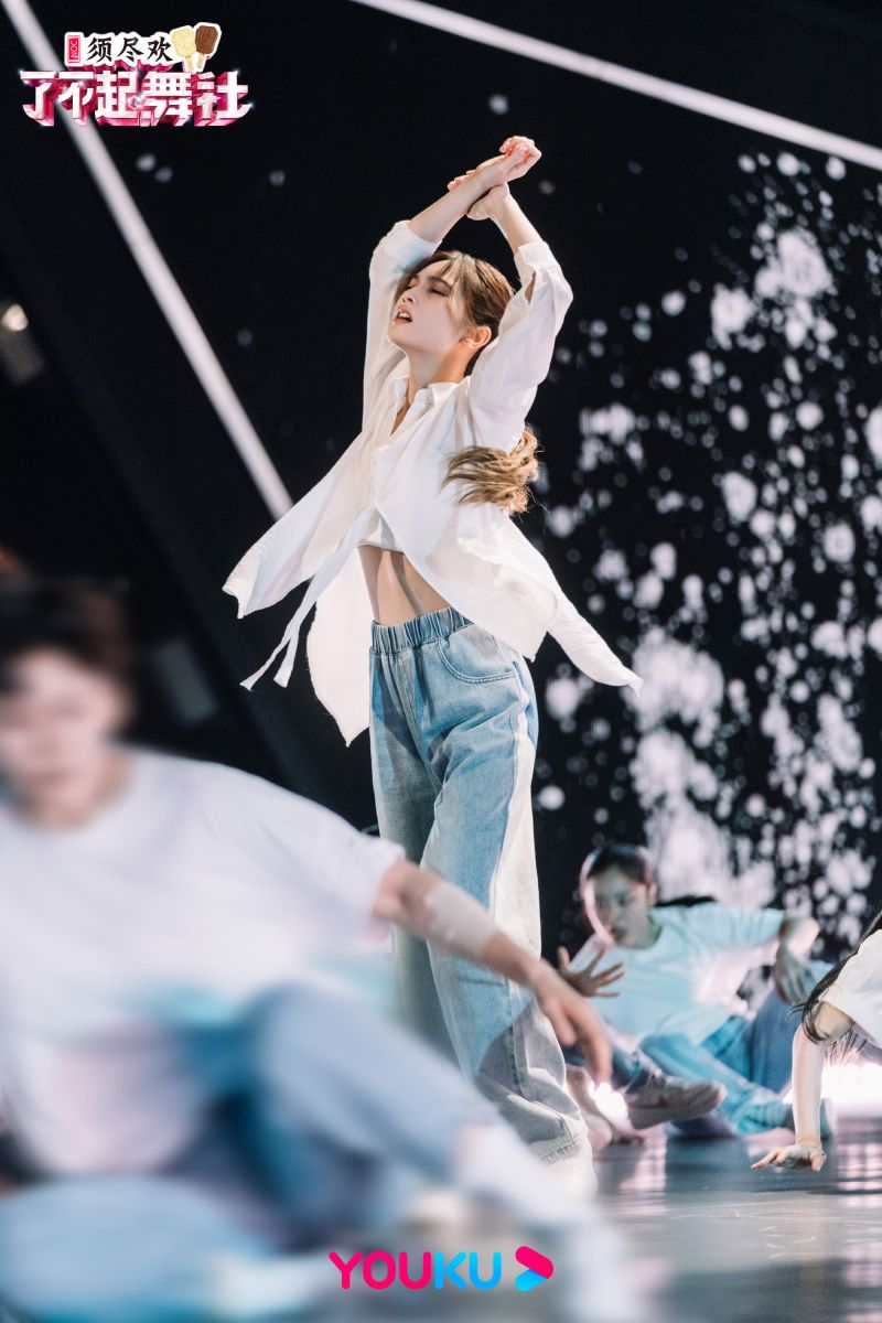 ▲楊丞琳在《了不起舞社》表演「和解」。（圖 / 了不起舞社微博）