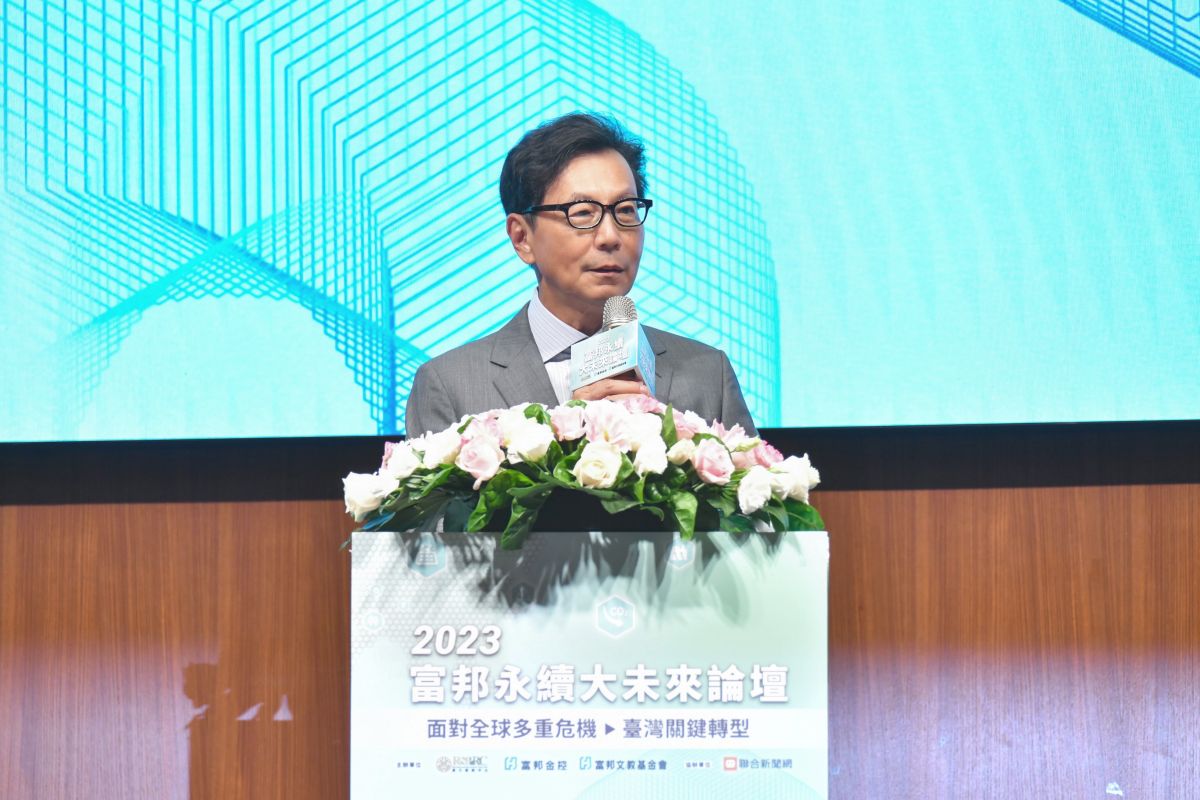 ▲富邦集團董事長蔡明忠面對媒體詢問總統大選選誰？有何標準？他表示經濟很重要，「沒飯吃，還有什麼話好說」，希望國家繁榮穩定。（圖／富邦提供）