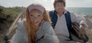▲真人版《小美人魚》海莉貝利（左，飾愛麗兒）、喬納霍爾金（飾亞力克王子）在片中大談禁忌戀。（圖／翻攝自迪士尼影業YouTube）
