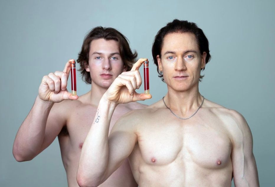 ▲美國45歲科技富豪強森（Bryan Johnson）為了逆齡回春，接受自己17歲兒子1公升的輸血，另外他也將自己1公升的血液獻給父親，完成罕見的「三代換血」。（圖／翻攝自＠bryanjohnson_的IG）