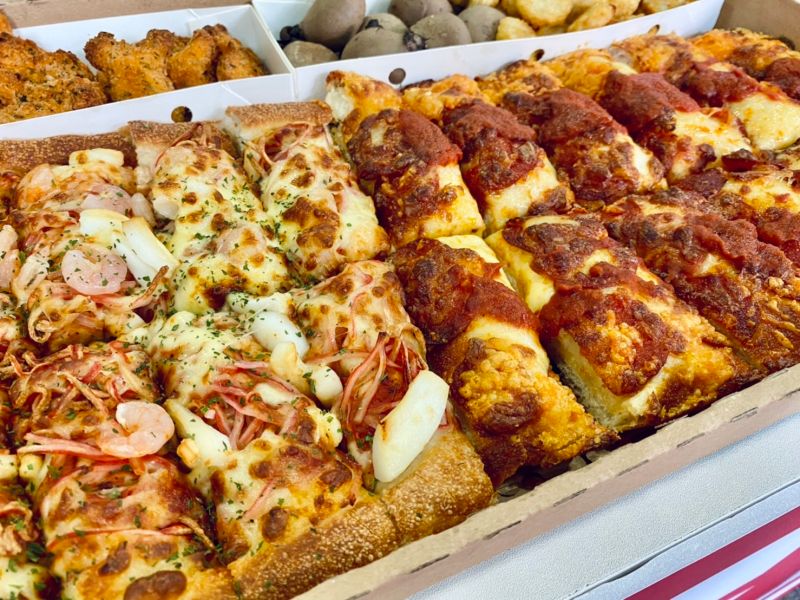 ▲「一公尺派對巨飽盒」首度在台灣開賣「沒有披薩邊」的披薩，推出「底特律無邊脆皮比薩」。（圖／記者蕭涵云攝）