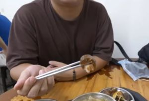 湯瑪士也曾試過這道名叫「粉沯」的小吃。(圖/YouTube:湯瑪士Thomas) ▲湯瑪士也曾試過這道名叫「粉沯」的小吃。(圖/YouTube:湯瑪士Thomas)