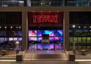 Netflix即(24)日起開鍘台灣寄生帳號,可以每月一人多付100元的方式購買額外成員解決。(圖/Netflix提供) ▲Netflix即(24)日起開鍘台灣寄生帳號,可以每月一人多付100元的方式購買額外成員解決。(圖/Netflix提供)