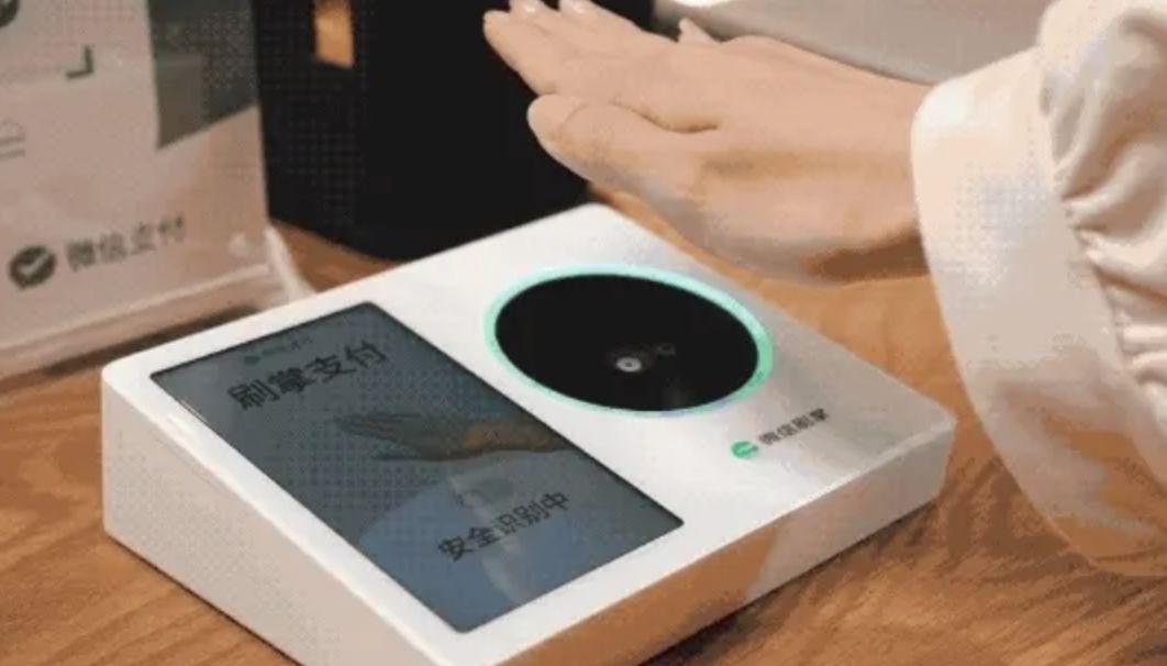 ▲微信「刷掌支付」服務正式上線，據報導，掌紋識別精準穩定，千萬分之8的誤識率遠低於指紋和人臉辨識，不少人稱讚這種技術的方便快捷，但也有人憂心隱私問題。。（圖／翻攝自微博）