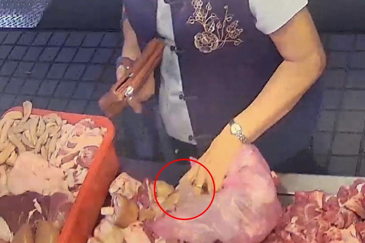 ▲汐止魔術手阿嬤用塑膠袋為遮掩，只花43秒便偷偷撈走4塊豬腳。（圖／臉書社團《汐止集團》）