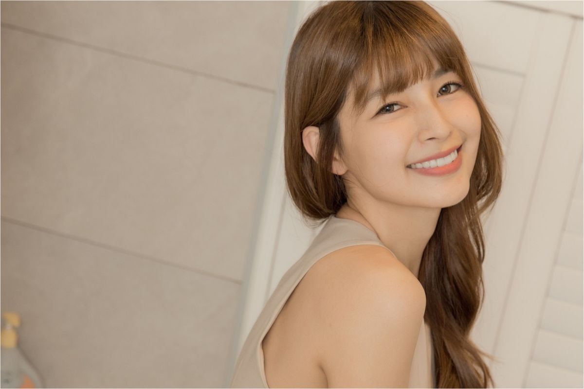 ▲女星林舒語揭曉第三胎性別，戳破氣球後她癱軟在地上。（圖 / 林舒語臉書）