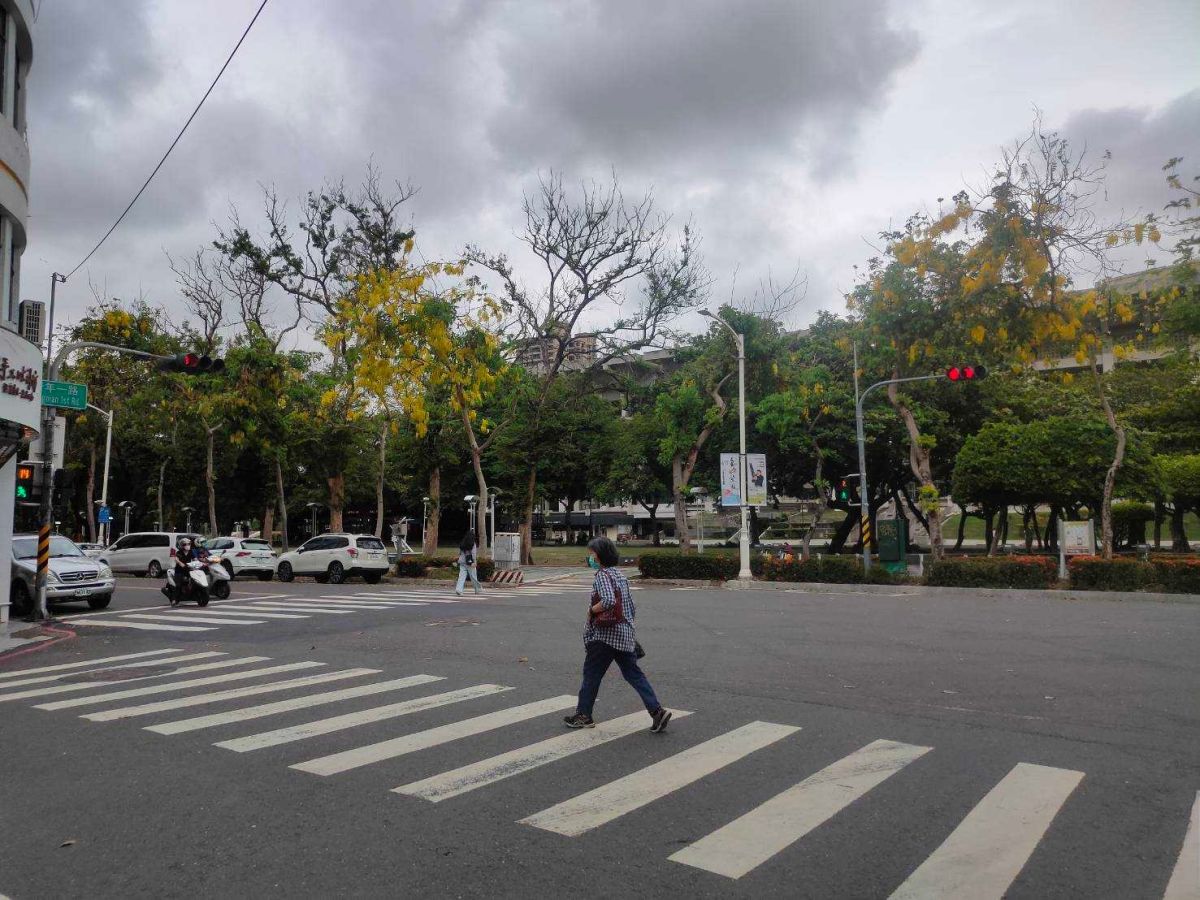 ▲高雄市已加速完成80處路口的行人專用時相設置，並在331處路口實施行人早開時相措施。（圖／高雄市政府交通局提供）