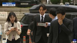 ▲▼劉亞仁受訪時承認染毒、否認協助男友逃亡。(圖/翻攝自 KBS YouTube) ▲▼劉亞仁受訪時承認染毒、否認協助男友逃亡。(圖/翻攝自 KBS YouTube)