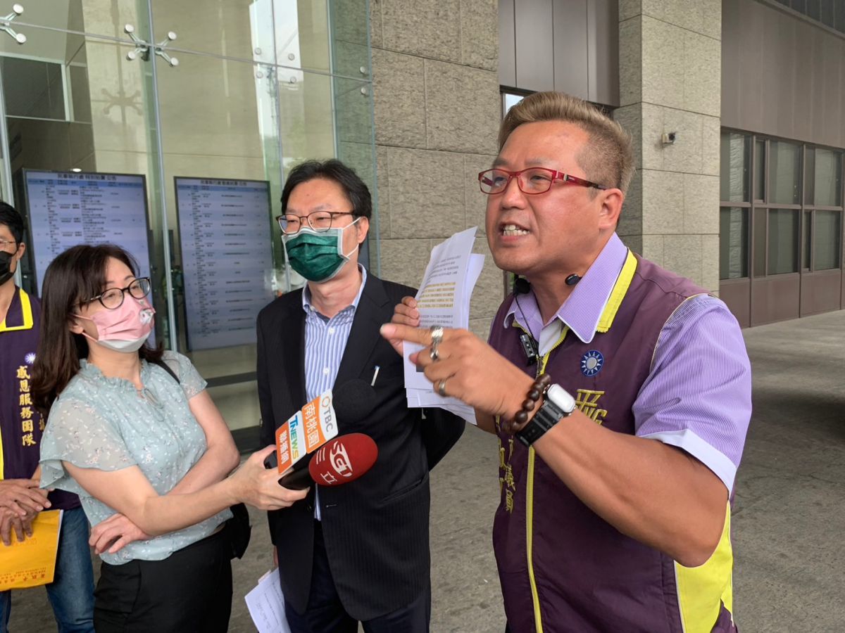 ▲黃敬平今天赴桃園地方法院，針對國民黨桃園市黨部執行第 11 屆立法委員選舉五選區民調作業提出假處分的聲請，並由朱光仁律師陪同至桃園地方法院民事庭遞狀，要求暫停執行國民黨黨內立委初選民調。（圖／記者李春台翻攝）