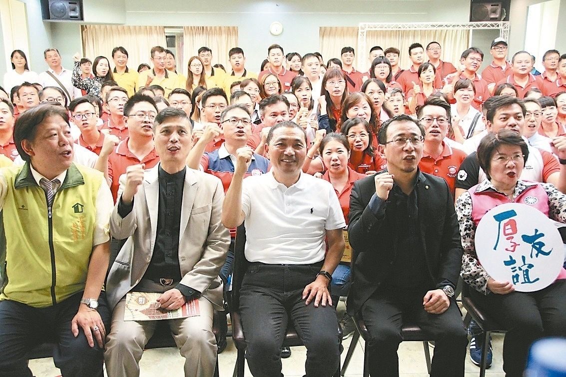 ▲民進黨指控侯友宜與亞太國際集團詐騙主嫌秦啟松（左二）同框合照，依照徐巧芯的標準，反問「侯友宜不用負責嗎？」（圖／民進黨提供）