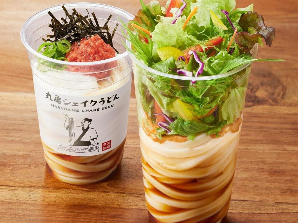 ▲日本丸龜製麵新品「搖搖杯烏龍麵」竟出現活體青蛙，顧客吃完才發現。日本丸龜認錯並公開青蛙入侵搖搖杯路徑。（圖／翻攝日本丸龜IG）