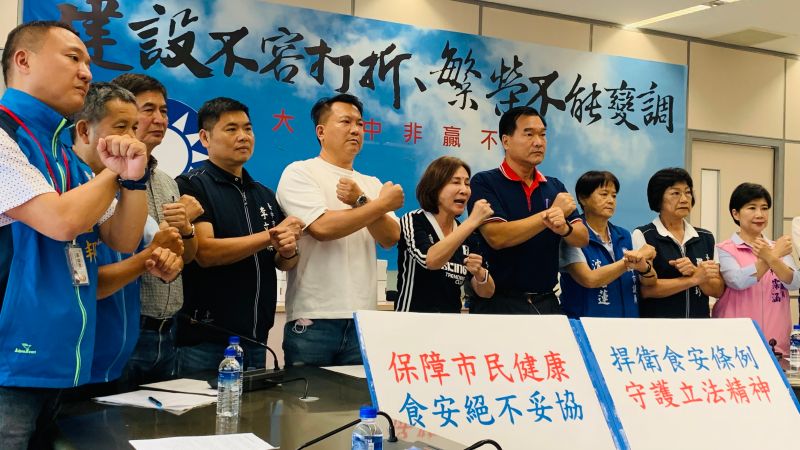 ▲國民黨台中市議會黨團成員比出拒絕手勢，表態支持中市府拒絕福島食品、捍衛食安。（圖／記者顏幸如攝，2023.05.24）