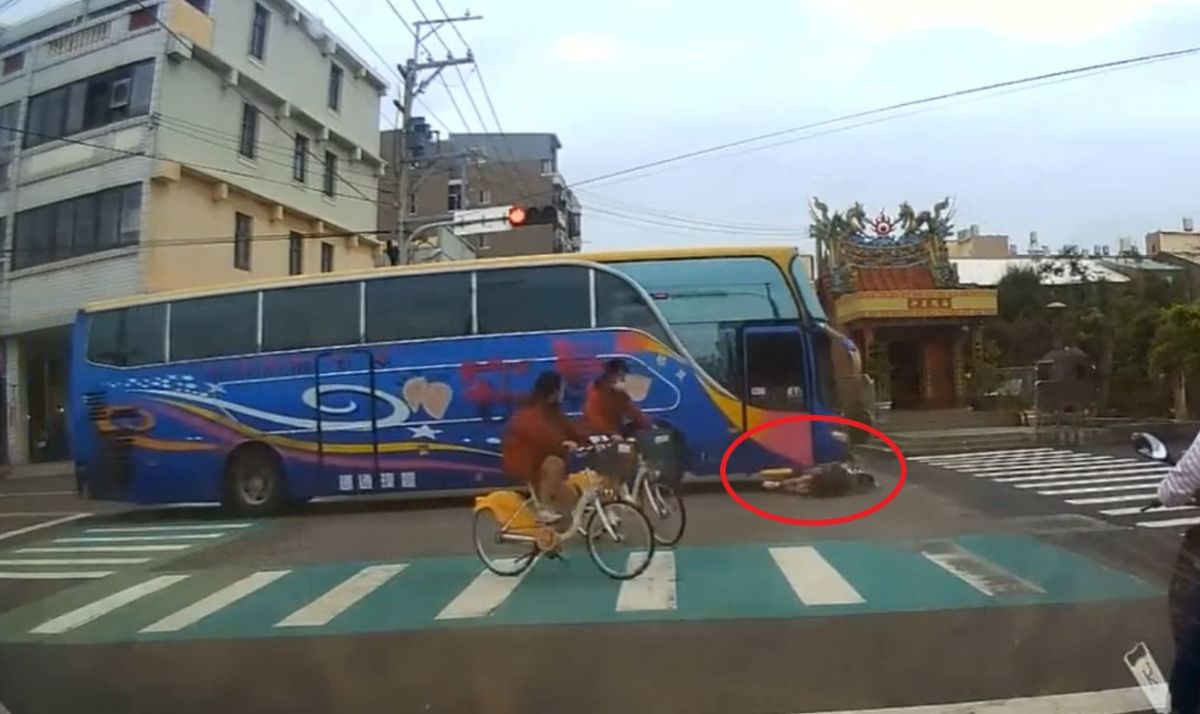 ▲女學生遭後方遊覽車追撞。（圖／翻攝記者爆料網）