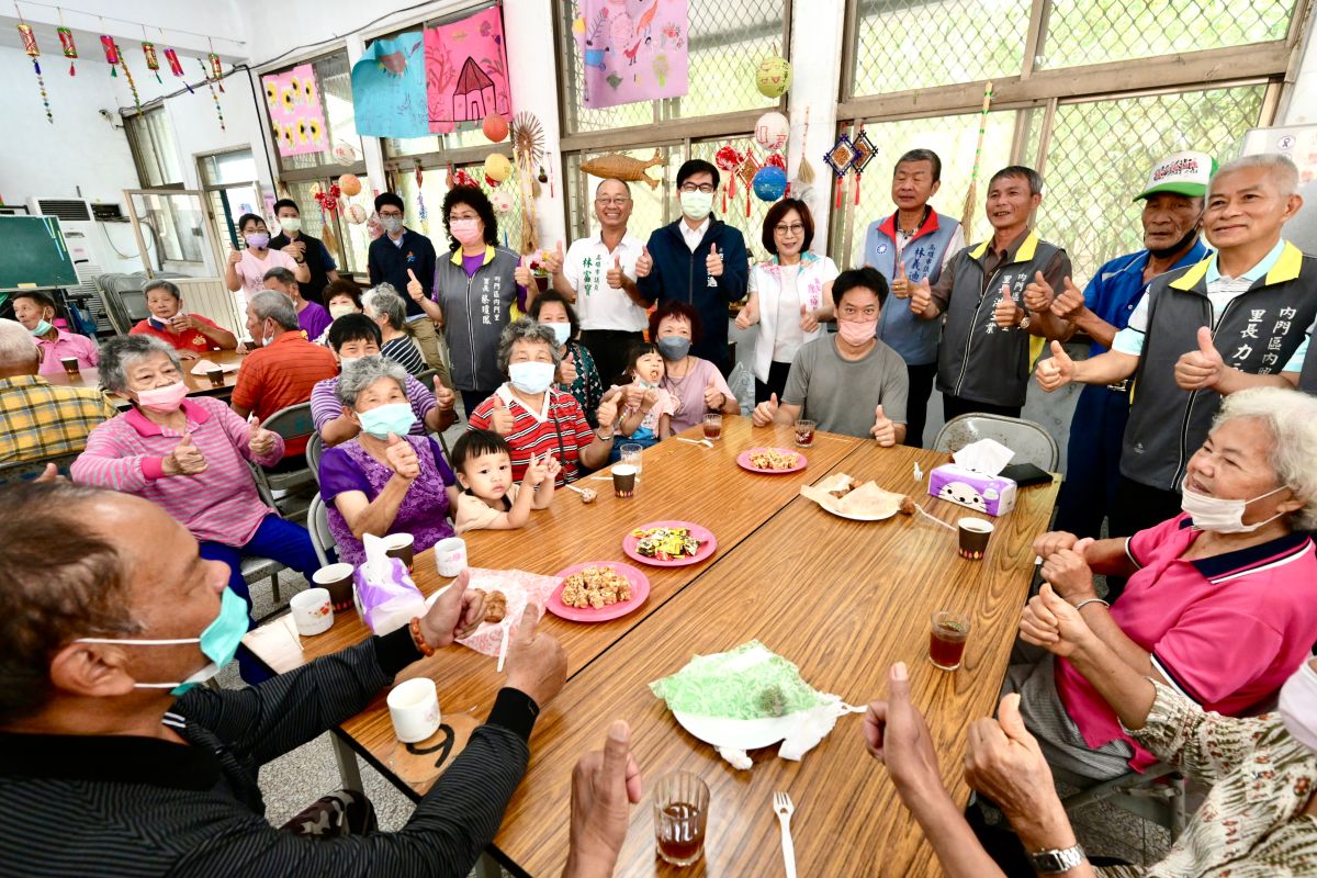 ▲高雄市長陳其邁今天皆同議長康裕成前往內門區三平社區關懷據點。(圖／高市府提供)
