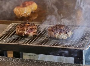 日式炭烤漢堡排「肉旨房」東區開幕！買1送1　醃菜、越光米無限吃
