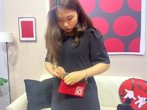 ▲屈臣氏夏特賣開跑,集點商品推米奇萬用小卡包。(圖/記者鍾怡婷攝) ▲屈臣氏夏特賣開跑,集點商品推米奇萬用小卡包。(圖/記者鍾怡婷攝)