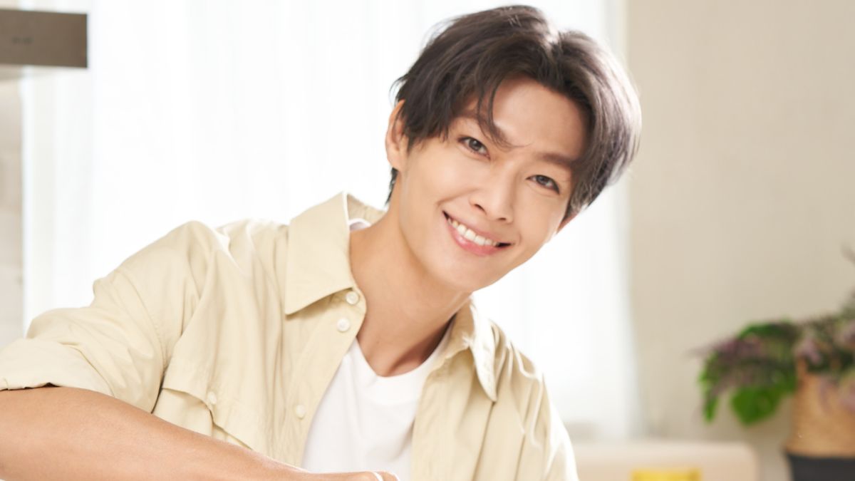 ▲炎亞綸複訊後神隱2個月，昨日現身品牌普渡大會，「虔誠閉眼拜拜」近照曝光。（圖／萬歲牌提供）