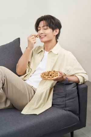 ▲炎亞綸擔任品味總監,靠吃療癒身心,工作滿檔卻遇低潮期。(圖/萬歲牌提供) ▲炎亞綸擔任品味總監,靠吃療癒身心,工作滿檔卻遇低潮期。(圖/萬歲牌提供)