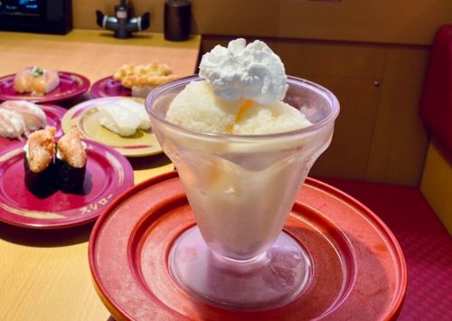▲壽司郎「用吃的奶昔冰沙」以聖代杯盛裝。（圖／記者蕭涵云攝）