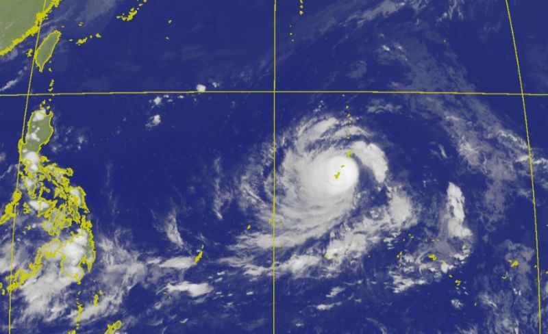 ▲瑪娃颱風今日下午減弱為中颱，但很快的明日清晨就會回歸強颱，並在週末為沿海掀起大浪。（圖／截至中央氣象局官網）