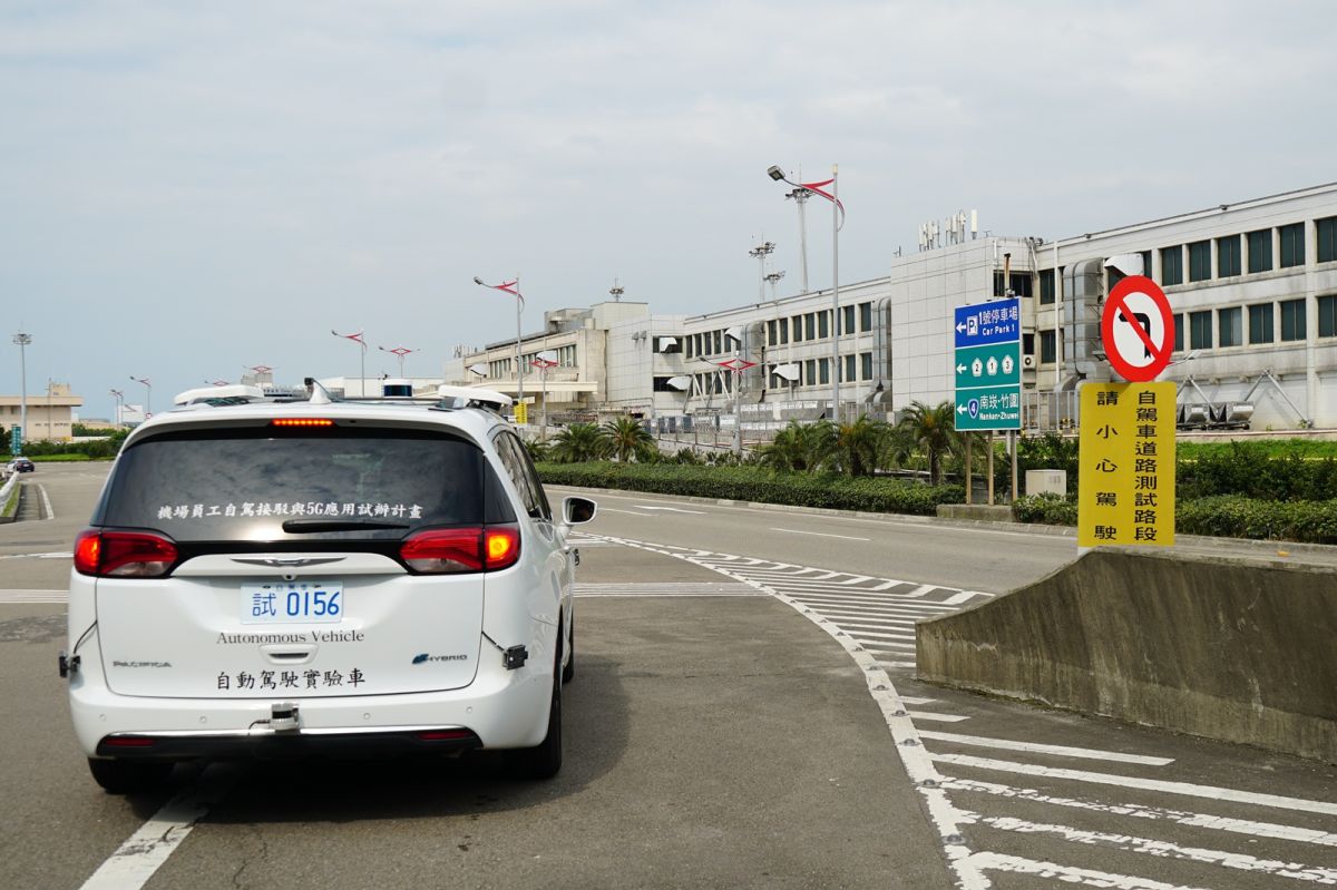 ▲桃園機場「機場自駕接駁驗證」路線從第二航廈為起點，行經第一航廈、航郵中心、航警局及臺北關，全程共4.2公里，自2022年8月啟動測試，至今已累積運行里程逾1,000公里。（圖／機場公司提供）
